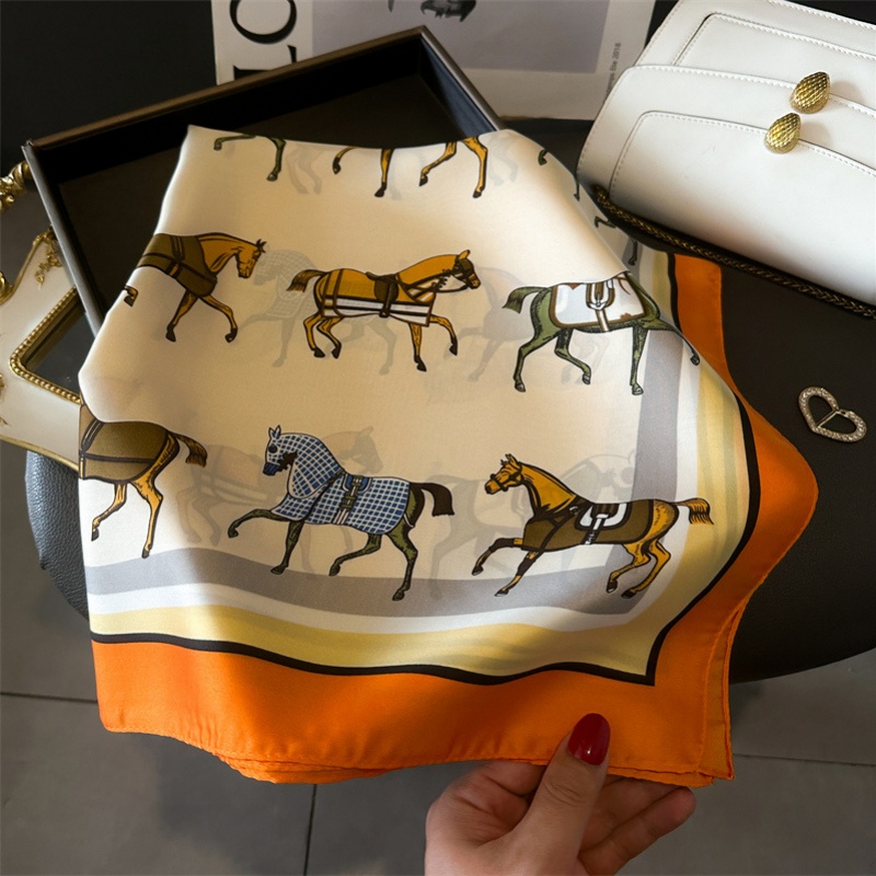Hair Care Brand - Foulard carré en soie imprimé cheval